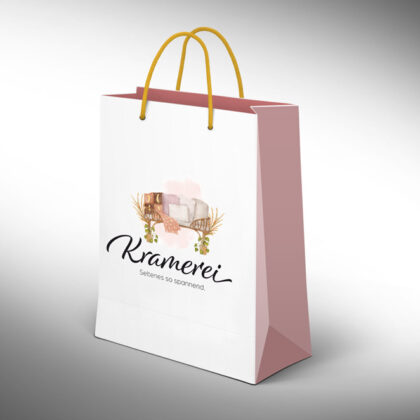 Logo Bastelladen Kramerei Selbstgemachtes Seltenes Spannendes Kramerladen Krämerei Handgemachtes Accessoires Basteln Bekleidung Nähen Shop Stoffe Fertiges Logo kaufen Logoshop LogoAtelier.eu