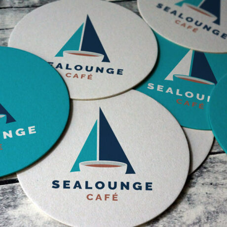 Logo Segelboote Cafe Segeln Freiheit Wind Sealounge Lounge Meer Urlaub Hafen Kaffeehaus Kaffee Marina Restaurant Erholung Urlaub Entspannung Wasser Fertiges Logo kaufen LogoShop Logoatelier.eu