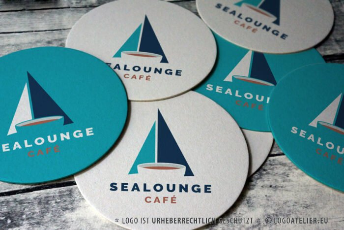 Logo Segelboote Cafe Segeln Freiheit Wind Sealounge Lounge Meer Urlaub Hafen Kaffeehaus Kaffee Marina Restaurant Erholung Urlaub Entspannung Wasser Fertiges Logo kaufen LogoShop Logoatelier.eu