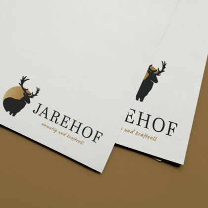 Logo Hirsch Wild Rotwild Anmutig Kraftvoll Anmut Golden Hirschgeweih Geweih Reh Mut Stärke Stolz Tiere Wald Männlich Majestätisch Stark Verantwortung Mut Fertiges Logo kaufen LogoShop LogoAtelier.eu