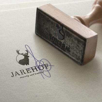 Logo Hirsch Wild Rotwild Anmutig Kraftvoll Anmut Golden Hirschgeweih Geweih Reh Mut Stärke Stolz Tiere Wald Männlich Majestätisch Stark Verantwortung Mut Fertiges Logo kaufen LogoShop LogoAtelier.eu