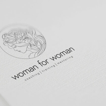 Frauenkopf Logo mit Blume Frauen Kopf Weibliches Logo Woman For Woman Kurven Coaching Mentoring Club Gold Geschlecht Leicht Blüte Jungfrau Griechisch Fertiges Logo kaufen LogoShop LogoAtelier,eu
