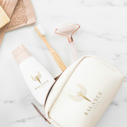 Logo Beauty Salon Balance Schönheit Ruhe Entspannung Sanft Heilung Gesundheit Glücklich Naturkosmetik Weiblich Wellness Vogel Frei Yoga Fertiges Logo kaufen LogoShop LogoAtelier.eu