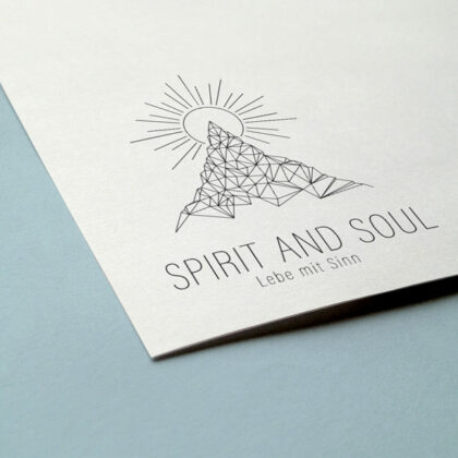 Logo Berg Kraft Bewusstsein Geist Seele Esoterik Menschen Leben Sinn Religion Spirituell Weisheit Heilpraxis Erkenntnis Gipfel Sonne Fertiges Logo kaufen Logoshop Logoatelier.eu