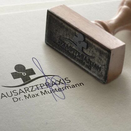 Logo Hausarzt Praxis Medizin Arzt Gesundhiet Bewegung Therapie Schmerztherapie Rotes Kreuz Rettung Aussagekräftiges Logo kaufen LogoShop LogoAtelier.de