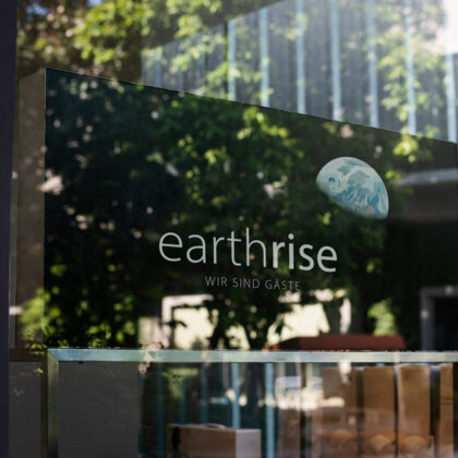 Logo Earthrise Erde Erdenaufgang Naturschutz Achtsam Energie Umweltfreundlich Spirituell Blau Entwicklung Frieden Global Grün Menschen Veränderung Fertiges Logo kaufen Logoshop Logoatelier.eu