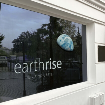 Logo Earthrise Erde Erdenaufgang Naturschutz Achtsam Energie Umweltfreundlich Spirituell Blau Entwicklung Frieden Global Grün Menschen Veränderung Fertiges Logo kaufen Logoshop Logoatelier.eu