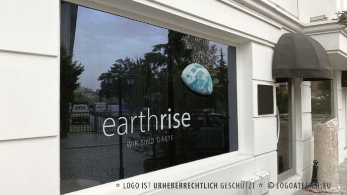 Logo Earthrise Erde Erdenaufgang Naturschutz Achtsam Energie Umweltfreundlich Spirituell Blau Entwicklung Frieden Global Grün Menschen Veränderung Fertiges Logo kaufen Logoshop Logoatelier.eu