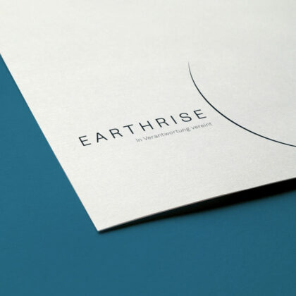 Logo Earthrise Verantwortlich Erde Natur Erdenaufgang Naturschutz Gemeinsam Umweltschutz Spirituell Entwicklung Frieden Global Menschen Veränderung Fertiges Logo kaufen Logoshop Logoatelier.de