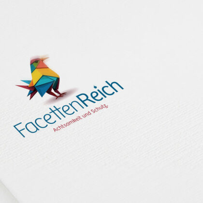 Logo Facettenreich Vogel Bunt Achtsamkeit Schutz Jugend Hilfe Kinder Förderung Einfühlen Berater Fertiges Logo kaufen LogoShop Logoatelier.eu