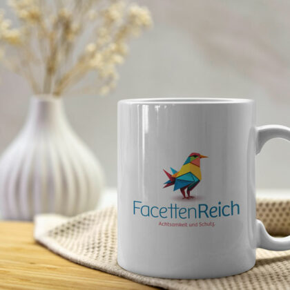 Logo Facettenreich Vogel Bunt Achtsamkeit Schutz Jugend Hilfe Kinder Förderung Einfühlen Berater Fertiges Logo kaufen LogoShop Logoatelier.eu