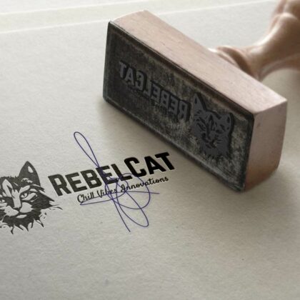 Logo Katzenkopf Scharfer Verstand Genie Gelassenheit Rebell Katze Intelligent Ruhig Gechillt Innovation Vibes Fertiges Logo kaufen Logoshop LogoAtelierl.de