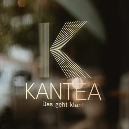 Feines Logo Buchstabe K Lila Pink Linien Echo Ideen Innovation Innovativ Mitschwingen Neuerung News Zeitung Reaktionen Modern Geometrie Fertiges Logo kaufen Logoshop Logoatelier.de