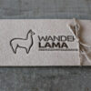 Logo Gezeichnetes Lama Alpaka Liebe Abenteuer Tiere Ruhe Glück Gelassenheit Innere Balance Spucken Fertiges Logo kaufen Logoshop Logoatelier.eu