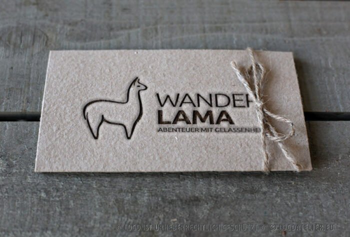 Logo Gezeichnetes Lama Alpaka Liebe Abenteuer Tiere Ruhe Glück Gelassenheit Innere Balance Spucken Fertiges Logo kaufen Logoshop Logoatelier.eu