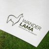 Logo Gezeichnetes Lama Alpaka Liebe Abenteuer Tiere Ruhe Glück Gelassenheit Innere Balance Spucken Fertiges Logo kaufen Logoshop Logoatelier.eu