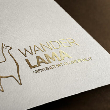 Logo Gezeichnetes Lama Alpaka Liebe Abenteuer Tiere Ruhe Glück Gelassenheit Innere Balance Spucken Fertiges Logo kaufen Logoshop Logoatelier.eu