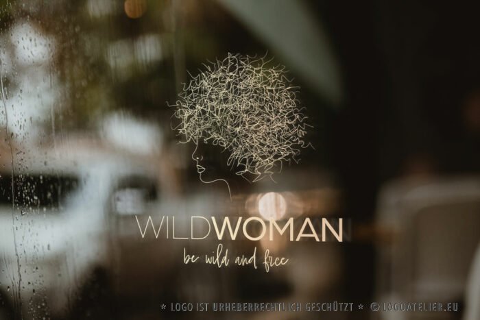 Frauenpower Logo Feminismus Freiheit Frauenkopf Freisein Wild Locken Haare Woman Free Weltfrauentag Management Gleichstellung Fertiges Logo kaufen Logoshop Logoatelier.eu