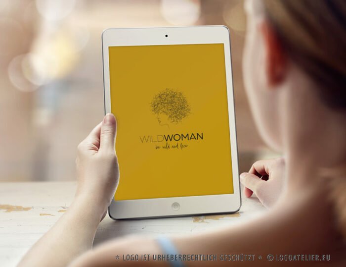 Frauenpower Logo Feminismus Freiheit Frauenkopf Freisein Wild Locken Haare Woman Free Weltfrauentag Management Gleichstellung Fertiges Logo kaufen Logoshop Logoatelier.eu