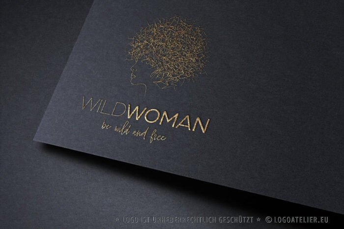 Frauenpower Logo Feminismus Freiheit Frauenkopf Freisein Wild Locken Haare Woman Free Weltfrauentag Management Gleichstellung Fertiges Logo kaufen Logoshop Logoatelier.eu