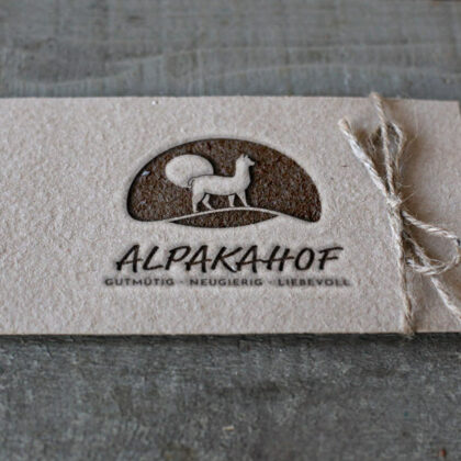 Logo gutmütiges Alpaka neugierig liebevoll freundlich intelligent sanft beruhigend putzig Freude Lama Bolivien Tiere Fertiges Logo kaufen Logoshop Logoatelier.eu