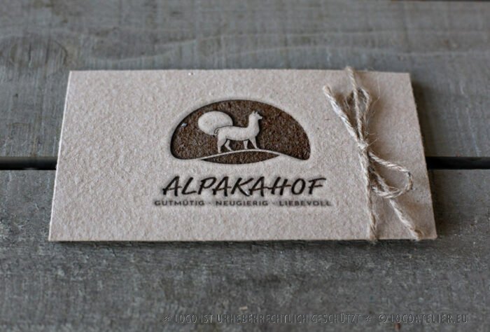 Logo gutmütiges Alpaka neugierig liebevoll freundlich intelligent sanft beruhigend putzig Freude Lama Bolivien Tiere Fertiges Logo kaufen Logoshop Logoatelier.eu