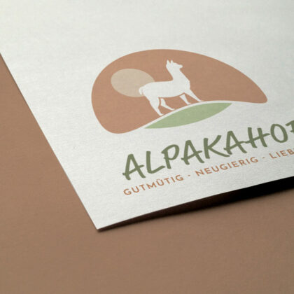 Logo gutmütiges Alpaka neugierig liebevoll freundlich intelligent sanft beruhigend putzig Freude Lama Bolivien Tiere Fertiges Logo kaufen Logoshop Logoatelier.eu