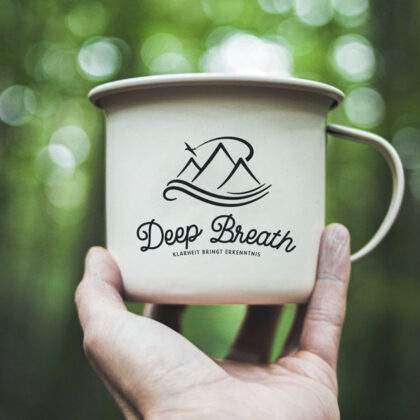 Durchatmen Logo Gipfel Meer Vogel Adler Sinn des Lebens Klarheit Erkenntnis Berge Urlaub Erholung Weisheit Entspannung Wichtiges Identität Ziele Freiheit Fertiges Logo kaufen Logoshop Logoatelier.de