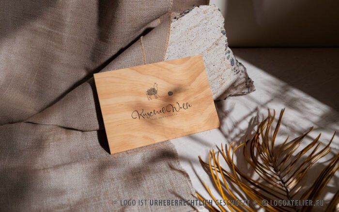 Logo Alpaka Wolle Lama Wolle Kuschel Flauschig Gezeichnet Abenteuer Tiere Ruhe Glück Gelassenheit Innere Balance Spucken Fertiges Logo kaufen Logoshop Logoatelier.eu