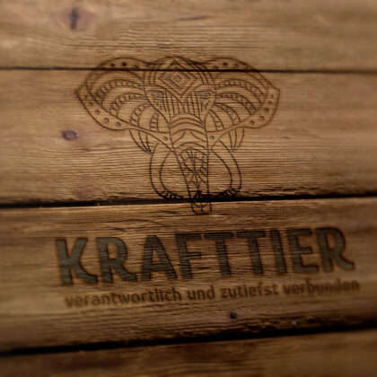 Logo Krafttier Elefant Verbundenheit Verantwortung Stärke Größe Intelligenz Fürsorge Mitfühlend Weisheit Glück Liebe Geduld Güte Scharfsinn Souverän Fertiges Logo kaufen Logoshop Logoatelier.eu