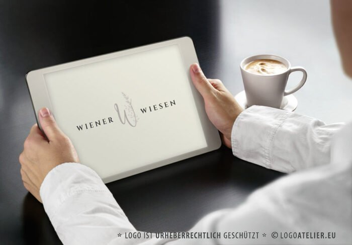 Logo Buchstabe W Gräser Restaurant Kostbar Gaumenfreude Genuss Essen Edel Geschmackvoll Sinne Kulinarik Wien Wiesn Wiesen Bar Pflanzen Ähre Fertiges Logo kaufen Logoshop LogoAtelier