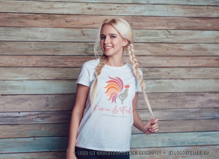 Logo Bunter Hahn Kamm Feder Kreatives Logo Laut Krähen Rock Fantasie Farbenfroh Männlich Hahnenkamm Stolz Posieren Gockl Fertiges Logo kaufen Logoatelier.eu