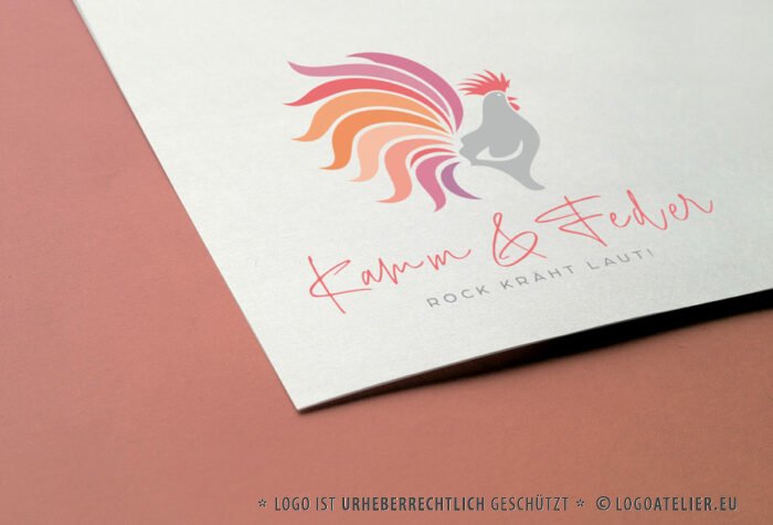 Logo Bunter Hahn Kamm Feder Kreatives Logo Laut Krähen Rock Fantasie Farbenfroh Männlich Hahnenkamm Stolz Posieren Gockl Fertiges Logo kaufen Logoatelier.eu