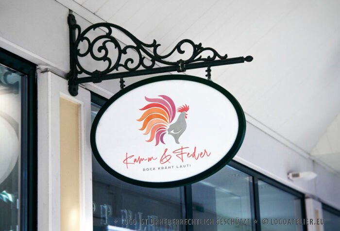 Logo Bunter Hahn Kamm Feder Kreatives Logo Laut Krähen Rock Fantasie Farbenfroh Männlich Hahnenkamm Stolz Posieren Gockl Fertiges Logo kaufen Logoatelier.eu