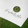 Logo Lama Alpaka Wolle Wolle Kuschel Flauschig Gezeichnet Abenteuer Tiere Ruhe Glück Gelassenheit Innere Balance Spucken Fertiges Logo kaufen Logoshop Logoatelier