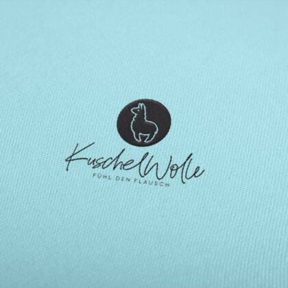Logo Lama Alpaka Wolle Wolle Kuschel Flauschig Gezeichnet Abenteuer Tiere Ruhe Glück Gelassenheit Innere Balance Spucken Fertiges Logo kaufen Logoshop Logoatelier