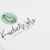 Logo Lama Alpaka Wolle Wolle Kuschel Flauschig Gezeichnet Abenteuer Tiere Ruhe Glück Gelassenheit Innere Balance Spucken Fertiges Logo kaufen Logoshop Logoatelier