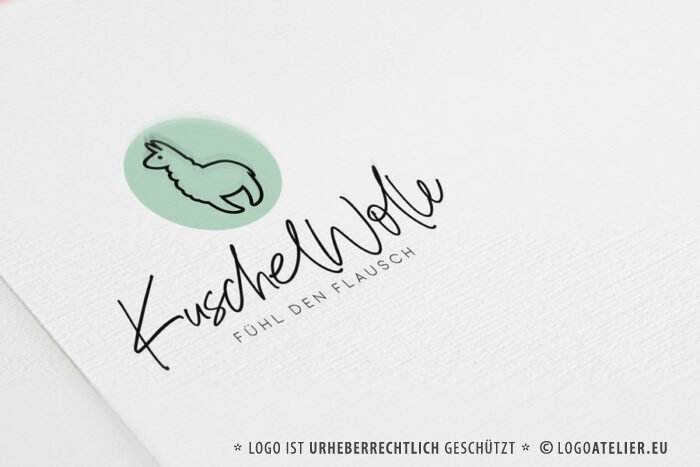 Logo Lama Alpaka Wolle Wolle Kuschel Flauschig Gezeichnet Abenteuer Tiere Ruhe Glück Gelassenheit Innere Balance Spucken Fertiges Logo kaufen Logoshop Logoatelier