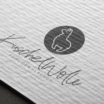 Logo Lama Alpaka Wolle Wolle Kuschel Flauschig Gezeichnet Abenteuer Tiere Ruhe Glück Gelassenheit Innere Balance Spucken Fertiges Logo kaufen Logoshop Logoatelier