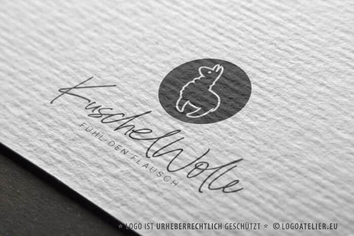 Logo Lama Alpaka Wolle Wolle Kuschel Flauschig Gezeichnet Abenteuer Tiere Ruhe Glück Gelassenheit Innere Balance Spucken Fertiges Logo kaufen Logoshop Logoatelier