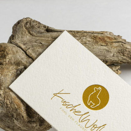 Logo Lama Alpaka Wolle Wolle Kuschel Flauschig Gezeichnet Abenteuer Tiere Ruhe Glück Gelassenheit Innere Balance Spucken Fertiges Logo kaufen Logoshop Logoatelier