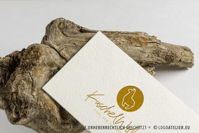 Logo Lama Alpaka Wolle Wolle Kuschel Flauschig Gezeichnet Abenteuer Tiere Ruhe Glück Gelassenheit Innere Balance Spucken Fertiges Logo kaufen Logoshop Logoatelier