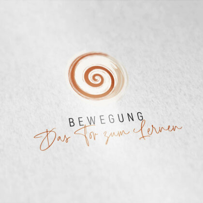 Logo Lernen durch Bewegung Tor Kreisel Erdig Rund Beratung Kindlich Kreativ Ball Bewegen Fertiges Logo kaufen LogoShop Logoatelier