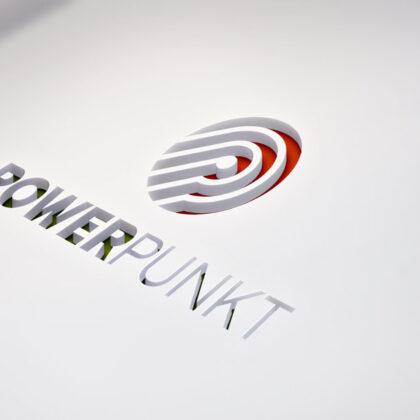 Buchstaben Logo P Dreiteilig Kreis Logo nach oben Zukunft Gemeinsam Gemeinschaft Modern Prägnant Zusammenhalt Stärke Dynamik Zielorientiert Vorwärtsdrang Fertiges Logo kaufen Logoshop Logoatelier