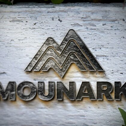 Logo Berg Buchstabe M Gebirge Mountain Stärke Beständigkeit Wachstum Unterstützung Kraft Power Ambition Erreichen Ziele Starkes Logo kaufen Logoshop Logoatelier
