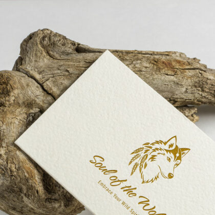 Spirituelles Logo Wolf Seele Federn Leichtigkeit Mystik Wölfin Naturverbunden Kunst Heilig Wild Geist Umarmen Annehmen Schamane Fertiges Logo kaufen Logoshop Logoatelier.eu