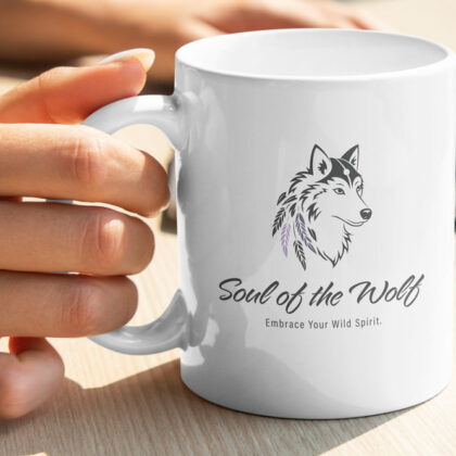 Spirituelles Logo Wolf Seele Federn Leichtigkeit Mystik Wölfin Naturverbunden Kunst Heilig Wild Geist Umarmen Annehmen Schamane Fertiges Logo kaufen Logoshop Logoatelier.eu