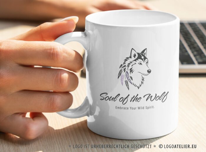 Spirituelles Logo Wolf Seele Federn Leichtigkeit Mystik Wölfin Naturverbunden Kunst Heilig Wild Geist Umarmen Annehmen Schamane Fertiges Logo kaufen Logoshop Logoatelier.eu