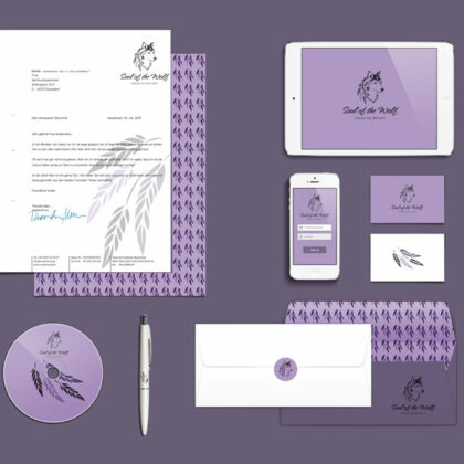 Spirituelles Logo Wolf Seele Federn Leichtigkeit Mystik Wölfin Naturverbunden Kunst Heilig Wild Geist Umarmen Annehmen Schamane Fertiges Logo kaufen Logoshop Logoatelier.eu