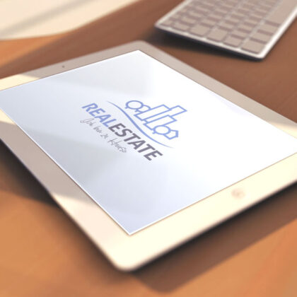 Exklusives Immobilien Logo Real Estate Stadt Wohnung Haus Architektur, Baufirma Gebäude Glas Häuser Hochhaus Makler Fertiges Logo kaufen Logoshop Logoatelier.de